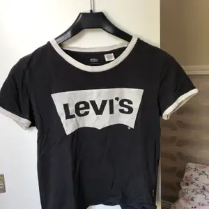 En T-shirt från Levi’s i storlek XS, en ganska croppad modell 🌸