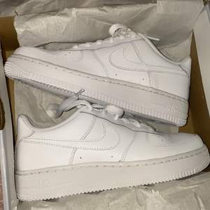 Nike air force 1. Helt nya, endast testat ena skon. Beställde hem dessa och dem var för stora och missade skicka tilllbaka dem innan det var för sent. Frakt tillkommer