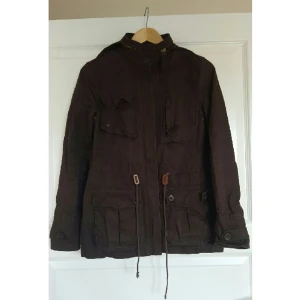  - Jacka från Zara basic. Fyra fickor fram varav två är bröstfickor. Dragsko i midjan. Luva som går att gömma om man så vill.. bara att stänga in den bakom en snygg kedja.