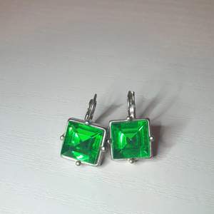 Grön kristaller örhängen  med silver.  Ej äkta silver