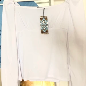 Vit långärmad blus från boohoo - Vit långärmad blus från boohoo. Helt ny och oanvänd! Storlek XS/S. Frakt tillkommer. Har ni några frågor eller liknande är det bara att höra av er! :)