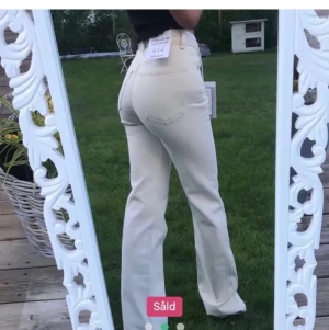 Jeans från pull and bear - Ljusa jeans lite som beiga. Liten slits där nere. Ganska långa på mig som är 167 men går självklart att klippa till. De är aldrig andvända. Köptes för 400 tror jag. Slutsålda överallt. (Inte mina bilder) bud: 220+frakt (63) jag står inte för postens slarv