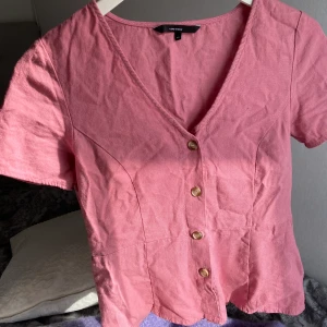 Topp från Vero Moda - En rosa söt topp från Vero Moda som aldrig använts, lagom djup v-ringning!