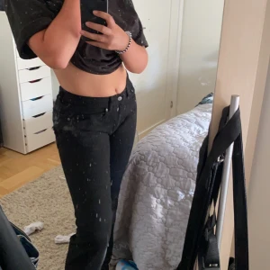 Jeans  - Svarta jeans från Dressmann i storlek 31-30. Snygga sitter bra på och bra kvalite nästan helt oanvända!