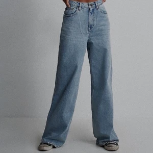 Urban outfitters PUDDLE jeans - Passar storlek S/M. Ganska långa, är 170 och byxorna går ned till golvet. Använt fåtal gånger och säljer pga gått upp en storlek och byxorna sitter då för tight. Original pris: 600kr💕 priset går att diskutera. Kan mötas i stockholm, annars frakt 50kr.