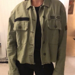 Grön militärjacka  - Säljer min gröna militärjacka från bershka. Syns knappt att den är använd❤️ Frakt tillkommer