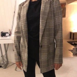 Rutig kappa - Säljer min knappt använda kappa från H&M❤️ frakt tillkommer!