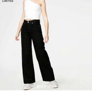 Junkyard wide leg jeans - Vida jeans från junkyard, har sprättat sömmen längst ner så att de skulle bli längre men den går ju självklart att sy tillbaka igen. Kan skicka egen bild om man vill. Storlek 27 men upplever dom mindre, Köpare står för frakt