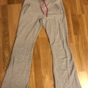 Mjukis byxor - Väldigt coola mjukisbyxor som är breda där nere vid fötterna! Passar en S. Kan ta ner priset vid snabb affär