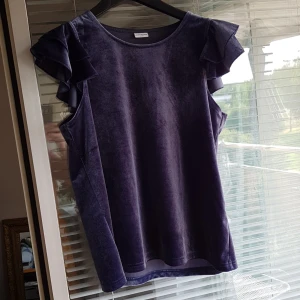 Superfin topp från JACQUELINE de YONG, stl.M - Så fin topp i vacker blå nyans.  På en av bilderna ser den lila ut men den är mer åskblå. Jättefint skick! 