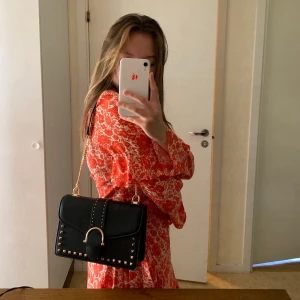 Oanvänd väska  - Svart väska med guld detaljer från ASOS, helt oanvänd och precis som ny. Justerbar axelrem och passar lika bra till utgång som till vardags, frakten ingår i priset :) mått på väskan är ca 13cmx22cm nypris ca 300