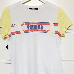 Topp med tryck  - Snygg topp med tryck. Passar perfekt till ett par jeansshorts en sommardag. Använd men fortfarande i gott skick. Storlek M men passar även mindre/större. Diskuterar gärna pris med köpare💕