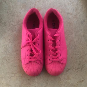 Knallrosa sneakers stl 39 - Sparsamt använda sköna sneakers!