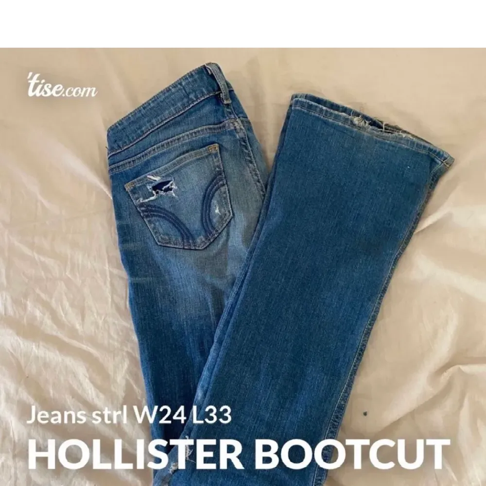 Väldigt snygga bootcut jeans med hål och slitningar från Hollister. Storlek W24 L33, ungefär som XS. Lite smutsiga där nertill, inget som man tänker på! Säljs för 100kr ink frakt!😊. Jeans & Byxor.