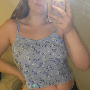 Blå blommigt linne - Superfint linne som jag klippt av en klänning från Beyond retro garage sale. 