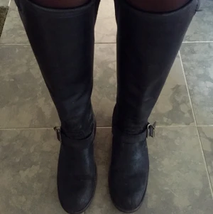  - Primeboots, svarta m silvrig dragkedja i bra skick. Skickar med kvittot.
