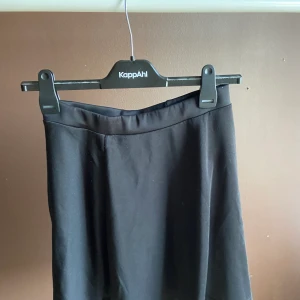 Glansig klockkjol - Utsvängd kjol. Använd fåtal gånger. Vet inte storlek men skulle gissa på en S. Är stretchig. Frakt tillkommer