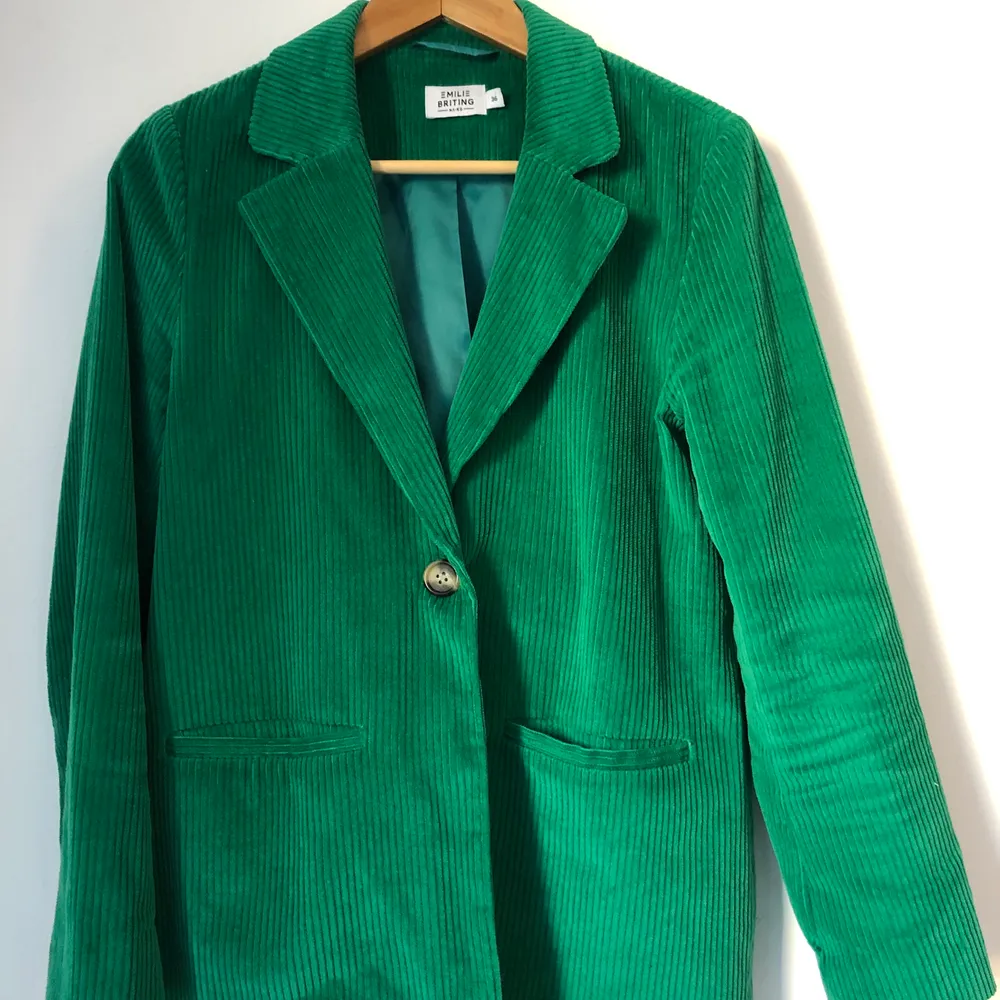 Grön blazer i manchester, storlek S men passar även M använd få gånger. Köparn står för frakt💕. Kostymer.