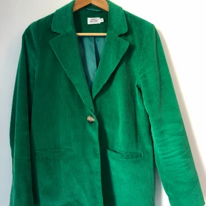 Manchester blazer - Grön blazer i manchester, storlek S men passar även M använd få gånger. Köparn står för frakt💕