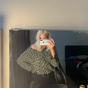 En lejonparts mönstrad oversize skjorta - En snygg lejonpard skjorta som använts förtal gånger 