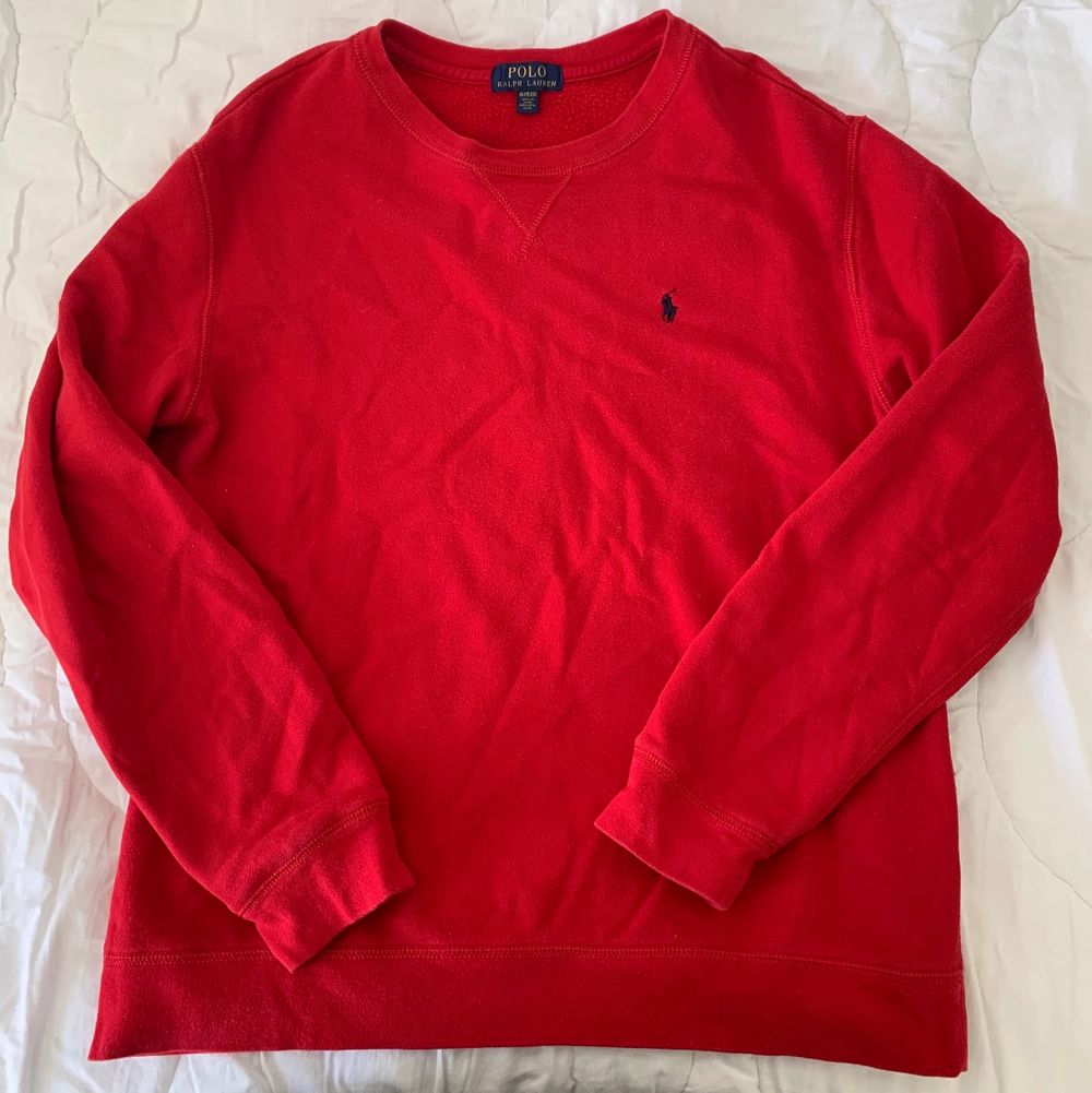 Säljer röd sweatshirt från ralph lauren. Köpt på kidsbrandstore för ungefär 2 år sedan. Tröjan är i storlek XL men det är XL i barnstorlekar så den passar absolut inte en vuxen som har XL. Man kan kolla upp Ralph laurens ungdomsstorlekar på nätet för att se om den passar dig. Den är en killmodell men skulle säga att den passar både tjejer och killar:). Tröjor & Koftor.