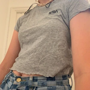 Nasa t-shirt storlek xs  - En nasa tröja i storlek xs passar även för s. Använd ganska ofta förlängesän men inte längre. Dock så är den lite lite hackig i sluten för jag klippte den när jag var yngre. 42kr kostar frakt. Buda gärna i kommentarerna. Högsta bud 70+ frakt 