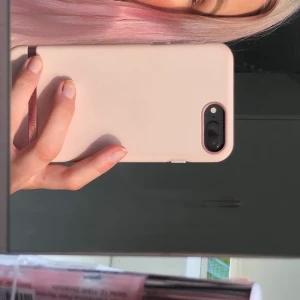 Ljusrosa skal - Ljusrosa skal från Richmond & Finch, passar iPhone 8 Plus. Inga fläckar, bra skick! Inköpt för 349 Frakt står köparen för på ca 10-20 kr☺️