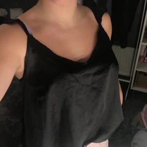 linne från bikbok, storlek S - ett jättefint linne i silkes materiel, har tyvärr inte fått användning för linnet någon gång eftersom banden är för långa.  ordinarie pris är 129kr, om flera är intresserade blir det budgivning. kontakta mig vid intresse