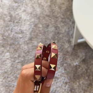 Valentino armband  - Rött valentino armband, köpt på Harrods i London.