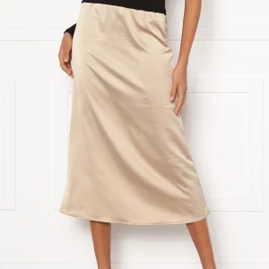 Kjol - Silkeskjol från vila, värmen beige/champagne. Använd 1 GÅNG, storlek 38 men passar 36 också. Nypris 400 kr.