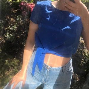 Blå crop top - Jättefin blå crop top i storlek 34 från H&M. Frakt tillkommer alternativt om vi möts upp i TC. OBS tröjan har inga ränder på sig, det är spegeln som reflekterar ljus på tröjan.