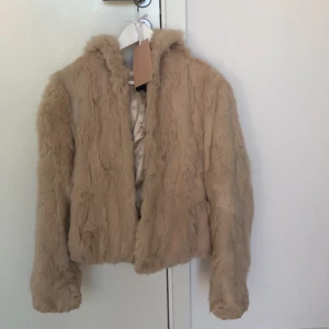 Päls jacka - Säljer min superfina päls jacka från CKN by Scandinavia. Storlek 36. 100% kaninpälls och resten 100 % polyester. Klotet för länge sedan men har inte använts de senaste åren har vissa slitningar som jag gärna skickar bild på vid förfrågan. 