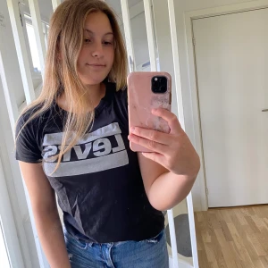 T-shirt från levis - Superskön T-shirt från levis. Storlek xs men skulle säga att den sitter som en s