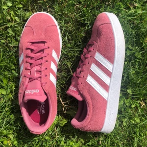 Adidas skor - Adidas skor i något mockamaterial. Aldrig använda. Frakt tillkommer. 💖