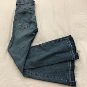 Dr denim bootcutjeans  - Säljer ett par bootcutjeans från dr denim. Säljer pga att de har blivit för små för mig.De ser väldigt små ut men är väldigt stretchiga så jag skulle säga att de passar en XS/S.Nederkanten har jag sprätt upp för att göra de längre.Fraktkostnad tillkommer💞