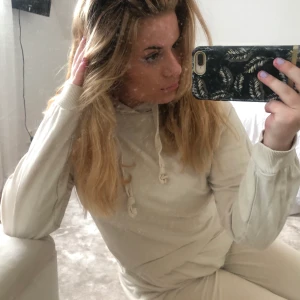 Superfin beige hoodie  - Beige hoodie från na-kd! Väldigt skön och snygg men kommer tyvärr inte till användning av mig längre. Priset är exkl frakt. 