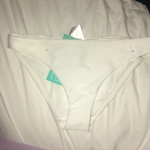Bikini underdel  - Säljer dessa helt oanvända vita ribbade bikini trosor, med prislappen o allt på! 