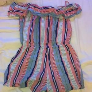 Söt offshoulder playsuit - Tunt och luftigt material använd 1 gång