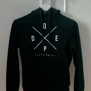 DOPE hoddie mörkgrön - Mörkgrön dope hoddie köpt från DOPEs hemsida, är i bra skick och passar XS