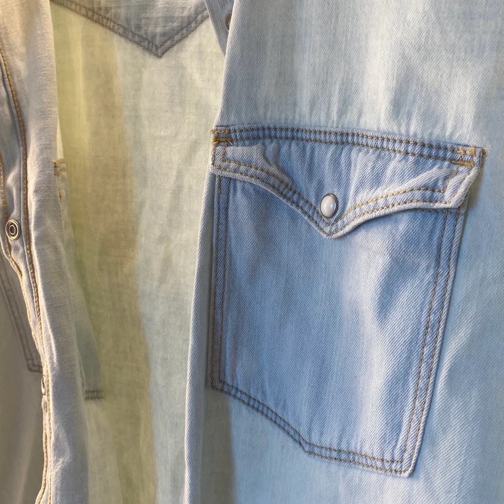 Jeansskjorta köpt på Zara i Budapest för några år sedan. Nästan aldrig använt och därför i princip som ny. Passar både för kvinnor och män. Storlek M men passar även xs-s. 95 kr inklusive frakt:). Skjortor.