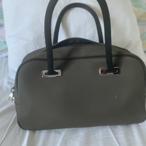 Lacoste  - Handväska med handtag. Rymlig och välskött. Konstläder 