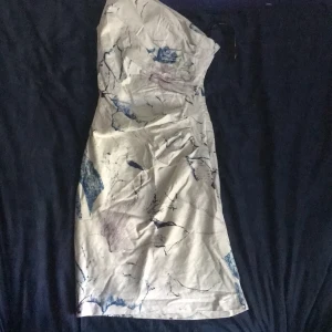 Spotlight One-shoulder klänning  - Över knäna på mig(162 cm), XS med klasp och dragkedja på vänster sida. Kan träffas i Stockholmsområdet vid köp! Betalning sker via Swish!