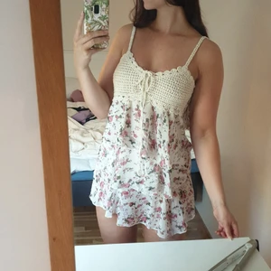 Blommig klänning - Superfin o tunn sommarklänning som är virkad upptill. Använd fåtal gånger, som ny. Obs är lite för kort för mig (175cm). Frakt 22kr