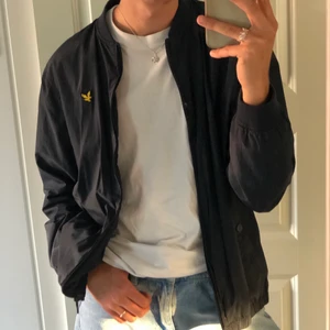 Lyle & Scott jacka - Supersnygg och clean Lyle & Scott jacka! Utmärkt skick eftersom den tyvärr inte kommer till användning längre! Ett superfint basic plagg liksom. Köpare står för frakt 💞.