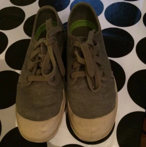  - Militärgröna Palladium i stl 37.
Köpta från Åhléns för två år sedan.
Skorna är i gott skick.
Frakt tillkommer. 