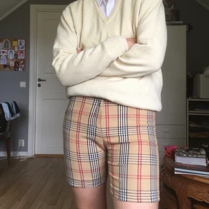 Rutiga shorts - Ett par shorts från märket Futura med fint rutigt mönster. De är i mycket fint skick. På lappen står det size 2 vilket är 36/S i EU storlek. 