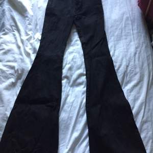 Svarta Dr.Denim jeans i ett lite ”stelare” tyg som sitter så sjukt fint på! Stretchiga i midjan så skulle säga att de passar en XS-S😊 Köptes för 600kr.                                  Köparen betalar frakt beroende på om man vill ha spårbar eller inte💞😁 