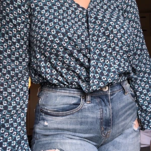 Blus - Säljer denna fina blus för att jag knappt använder den och vill bli av med kläder