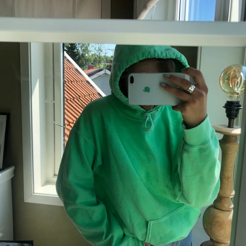 grön unisex oversized hoodie från märket reclaimed vintage, sparsamt använd. hör av dig om du har frågor om plagget eller vill ha fler bilder. köpare står för frakt:). Hoodies.