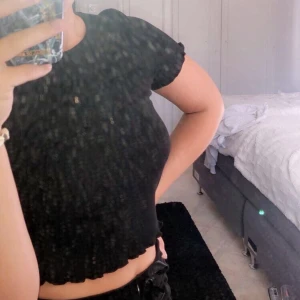 T-shirts  - Svart t-shirts med volanger på ändarna. Aldrig använd. -Köparen står själv för frakten-